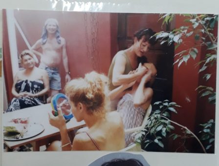 a las chicas nos gusta correr comer sacar fotos reír no morir y tener un trabajo en blanco