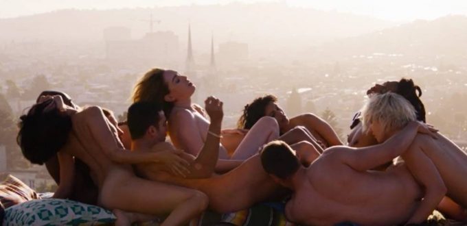 En la calle codo a codo (Hace 2 años vi la serie “Sense8”)