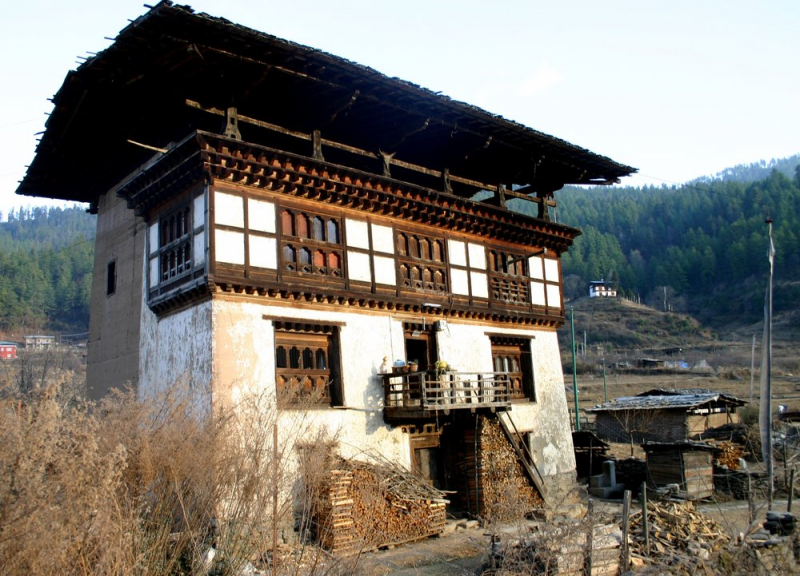Casas tradicionales de piedra y de tierra en Bután